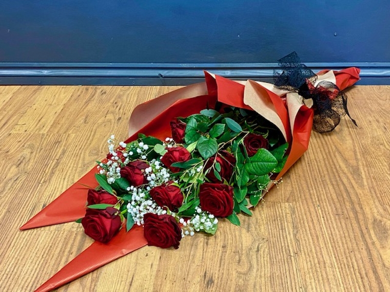 Dozen red roses Kraft paper wrap buy online or call 01767 682 286