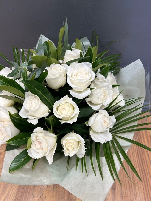 Kisses white Rose Handtied